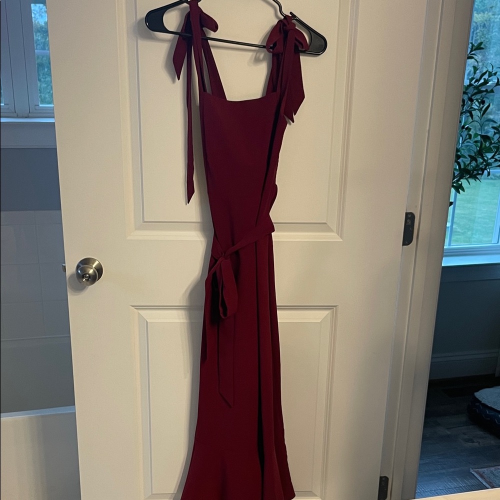 Elegant Burgundy Sleeveless Dress - Picture 3 of 4